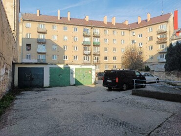 Na predaj murovaná garáž s montážnou jamou v Ružinove