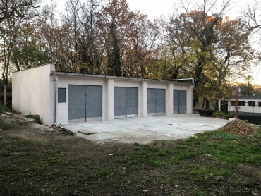 Na predaj murovaná garáž s parkovacím miestom v Nových Zámkoch