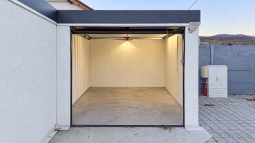 Garáž/Sklad 10 m² na predaj v zabezpečenom areáli, Riečna ulica