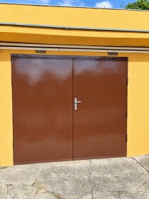 Priestranná garáž s montážnou jamou na predaj v Holíči – 26 m²