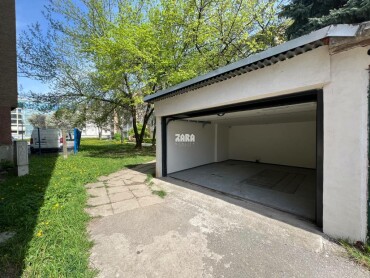 Priestranná murovaná garáž na predaj v Košiciach, 23 m²