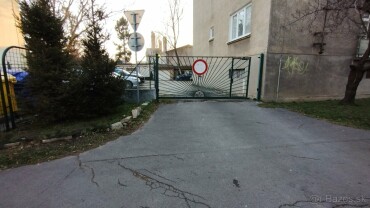 Prenájom parkovacieho miesta v uzavretom dvore na Hodžovej ulici v Nitre