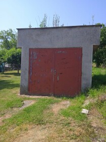 Na predaj murovaná garáž v centre obce Klenanách