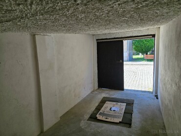 Garáž s montážnou jamou na M. Rázusa v BB, 17 m2