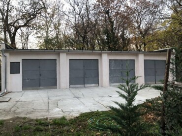 Na predaj 4 murované garáže s pozemkom v centre mesta