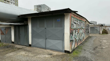 Dvojgaráž na predaj na Jantárovej ulici s uzavretým priestorom