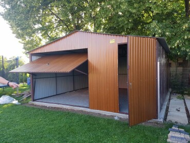 Plechová garáž 5x6 m s imitáciou dreva a prispôsobením