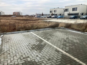 Vonkajšie parkovacie miesto na ulici Slavicia v Miloslavove