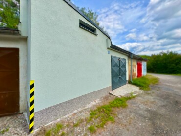 Zachovalá veľká garáž na predaj na Sládkovičovej ulici v Považskej Bystrici
