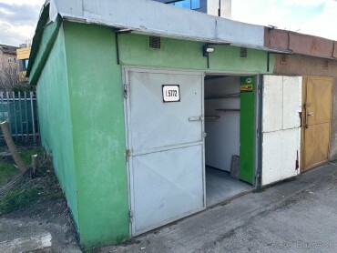 Garáž s montážnou jamou na ulici Stromová