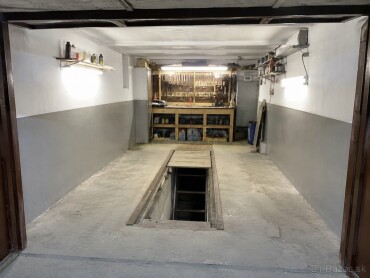 Garáž na prenájom v Ružinove s montážnou jamou a elektrinou