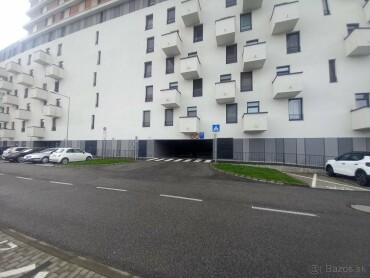 Prenájom garážového státia v bytovom dome A3, Petržalka