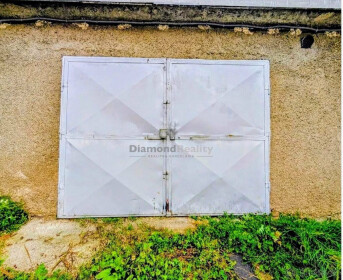 Na predaj priestranná garáž s pozemkom 35 m² v Rožňave