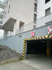 Parkovacie miesto pre motorku na Švermovej ulici v Banskej Bystrici