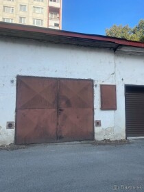 Na predaj priestranná garáž s elektrinou v centre Stropkova