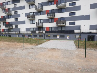 Prenájom vonkajších parkovacích miest na Komenského ulici v Banskej Bystrici