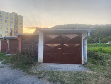 Predaj garáže s elektrinou 18m2 v Snine