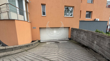 Priestranná samostatná garáž na predaj na Majerníkovej ulici