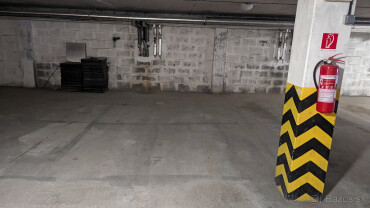 Prenájom garáže pre auto na Šustekovej ulici v Petržalke