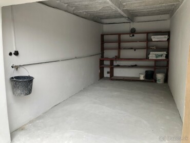 Na prenájom garáž v Ružinove s vodou a elektrinou