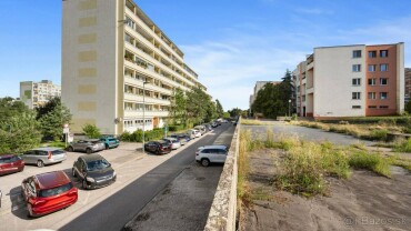 Predaj uzavretej garáže v Karlovej Vsi na Adámiho ulici