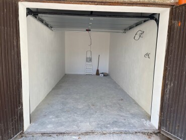 Predaj dvoch garáží na Adámiho ulici v Karlovej Vsi