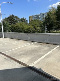 Vonkajšie parkovacie miesto na Ochodnej ulici