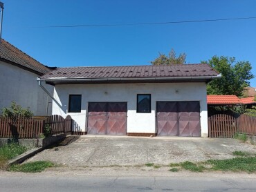 Na predaj priestranná dvojgaráž v Pukanci s pozemkom a altánkom