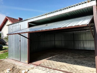 Plechová garáž 5x6m s vchodovými dverami a výklopnými bránami