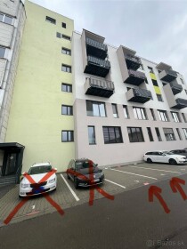 Voľné parkovacie miesto na Veľkomoravskej ulici v Trenčíne