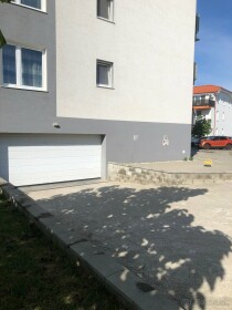 Na predaj vnútorné garážové státie v Slovenskom Grobe za 17.000,- Eur
