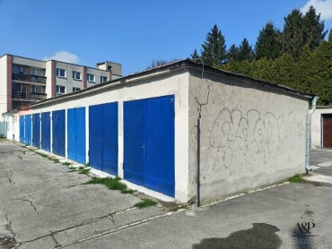 NA PREDAJ 3 SAMOSTATNÉ GARÁŽE V SENICI