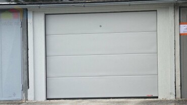 Priestranná garáž na predaj v Piešťanoch s prístreškom