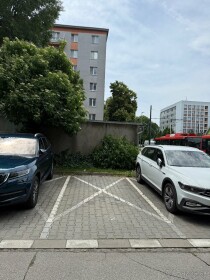 Vonkajšie parkovacie státie na Trenčianskej ulici