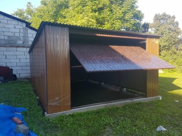 Kovová garáž s imitáciou dreva o rozmeroch 4 x 5m