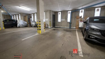Predaj vnútorného garážového státia na Kresánkovej ulici