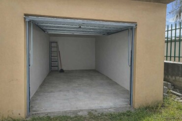 Na predaj moderná murovaná garáž 24 m² v Handlovej