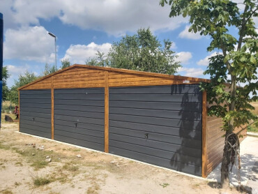 Plechová garáž 9x6 s grafitovými bránami na predaj