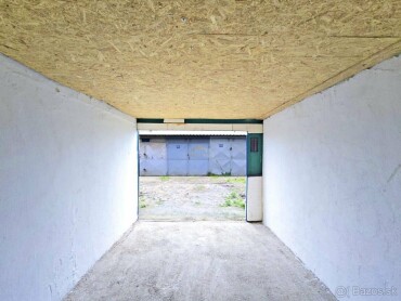 Murovaná garáž na predaj s pozemkom 16 m² na Krakovskej ulici