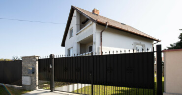 Dvojpodlažný rodinný dom s priestranným pozemkom na predaj v Jahodnej