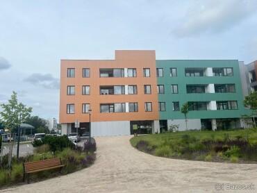 Parkovacie miesto na prenájom pri obytnom dome Nový Hlohovec