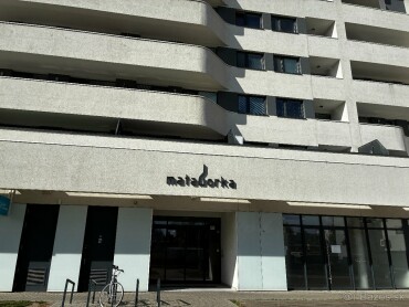 Prenájom priestranného garážového státia v komplexe Matadorka, BA - Petržalka