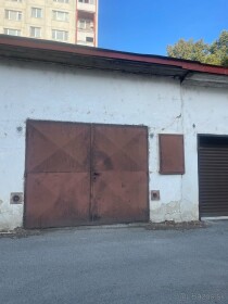 Na predaj priestranná garáž s elektrinou v centre mesta
