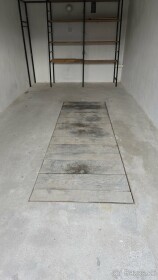 Priestranná murovaná garáž s jamou na predaj v Trenčíne, Noviny