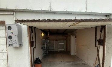 VEĽKÁ GARÁŽ NA PREDAJ S POZEMKOM V KARLOVEJ VESI