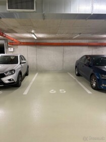 Vnútorné parkovacie státie v podzemnej garáži na Bosákovej ulici