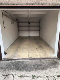 Prenájom garáže s elektrinou na Košťovej ulici, blízko centra