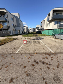 Vonkajšie parkovacie miesto na Slávičej ulici v Miloslavove