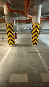 Parkovacie miesto pre motorku v podzemnej garáži na Nobelovej
