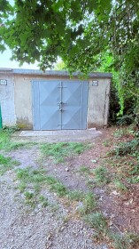 Na predaj priestranná murovaná garáž v Trnave